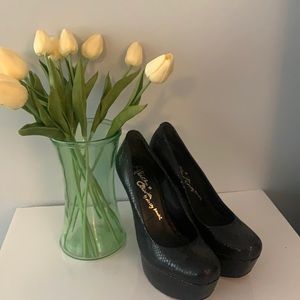 Black Alice+Olivia Pumps. Size 38 (8).